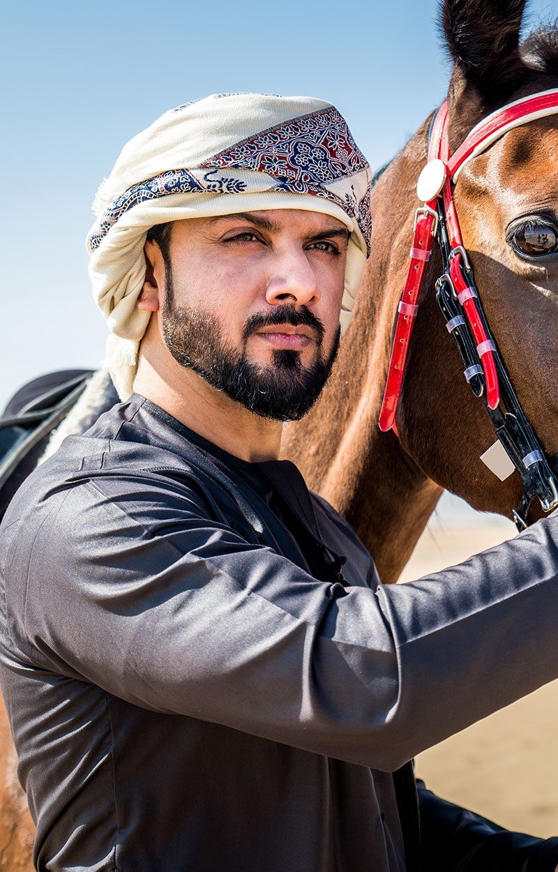 arabian-man-with-horse-in-the-desert-79P3F27